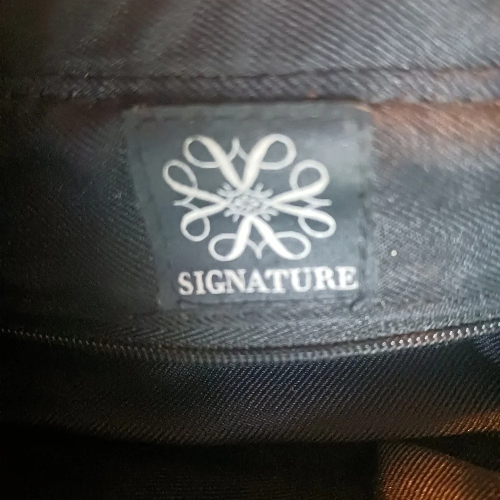 Signature Handbag - Picture 5 of 5